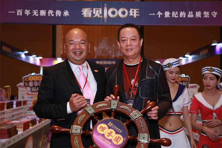 壹加壹董事长廖皓炜与咀香园执行董事总经理郭伟文合影